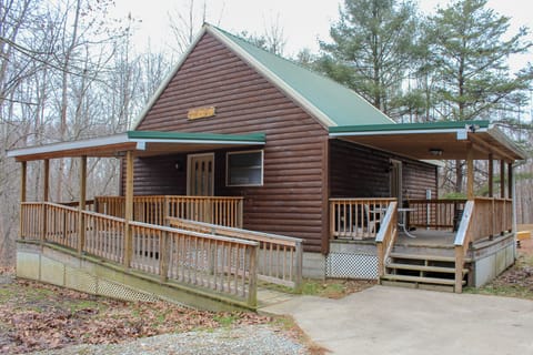 1st Choice Lodging - Hawk's Nest Cabin