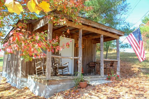 1st Choice Lodging - Fox Den Cabin