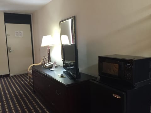 Room, 1 King Bed, Non Smoking | Iron/ironing board, free WiFi, bed sheets