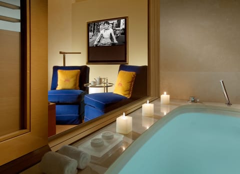 Richard Meier Executive Deluxe Room | Bathroom | Free toiletries, hair dryer, bathrobes, bidet