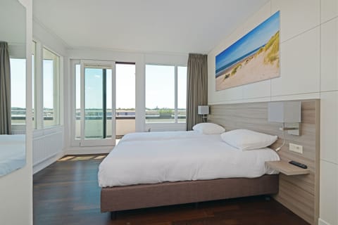 Suite, Terrace, Sea View | In-room safe, desk, blackout drapes, iron/ironing board