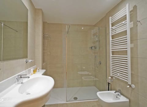 Comfort Apartment, Terrace, Lake View | Bathroom | Shower, hair dryer, bidet, towels