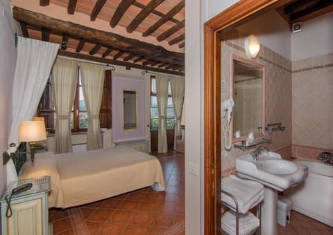 Junior Suite, 1 Bedroom | Bathroom | Free toiletries, hair dryer, bidet, towels