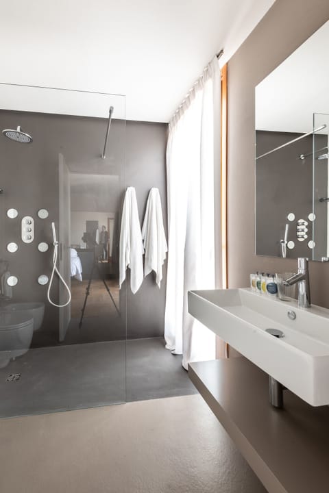 Superior Studio Suite, Sea View | Bathroom | Shower, hydromassage showerhead, free toiletries, hair dryer