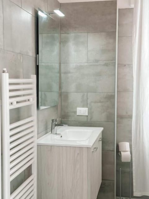 Deluxe Triple Room, Partial Sea View | Bathroom | Shower, free toiletries, hair dryer, bidet