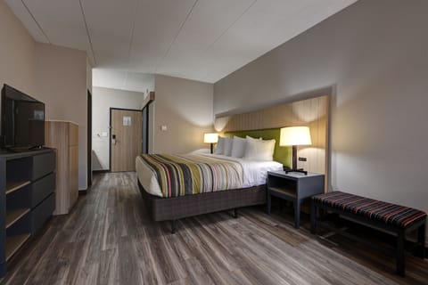 King Room, Room, 1 King Bed, Non Smoking | Desk, blackout drapes, soundproofing, iron/ironing board