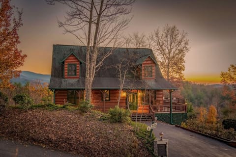 Luxury Pet Friendly Blue Ridge Cabin Rental with hot tub- Fenced Yard and Mountain View