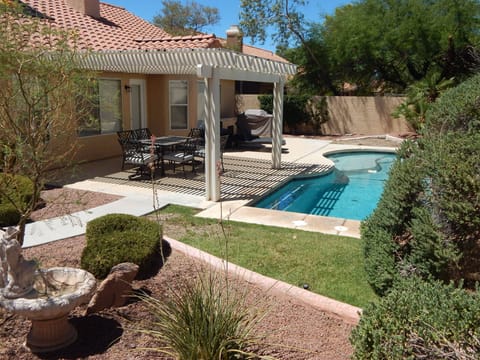 Swimming pool open all year round- not heated
