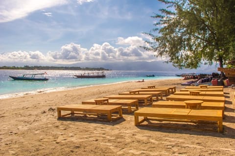 Beach nearby, white sand, beach towels