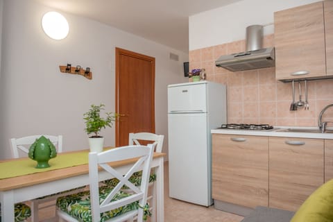 Full-size fridge, dishwasher, coffee/tea maker, cookware/dishes/utensils