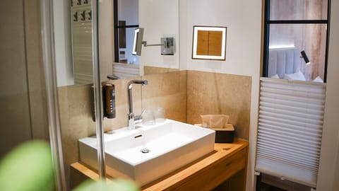 natur.plus | Desk, laptop workspace, blackout drapes, iron/ironing board