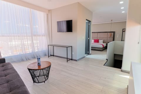 Deluxe Suite | Desk, laptop workspace, bed sheets, wheelchair access