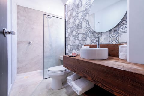 Family Suite | Bathroom | Shower, hair dryer, towels, soap