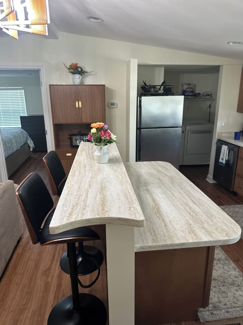 Breakfast bar with 2 stools