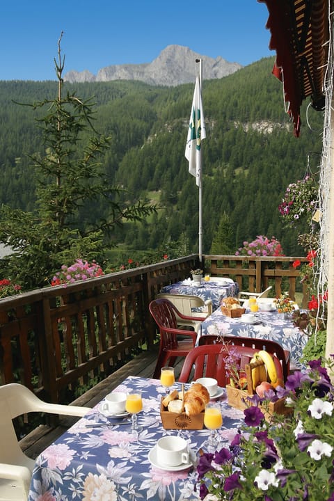 Breakfast, lunch, dinner served; French cuisine 