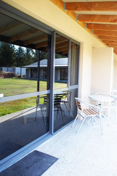 Studio, Jetted Tub, Lake View | WiFi, bed sheets