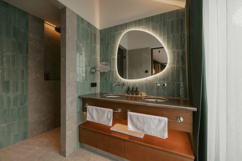 Shower, free toiletries, hair dryer, bathrobes