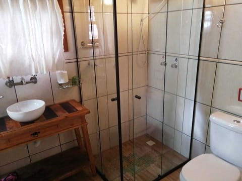 Suite | Bathroom | Shower, free toiletries, hair dryer, towels