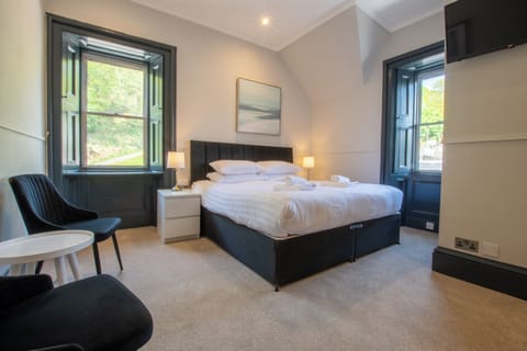 Economy Room, 1 King Bed | Iron/ironing board, free WiFi, bed sheets