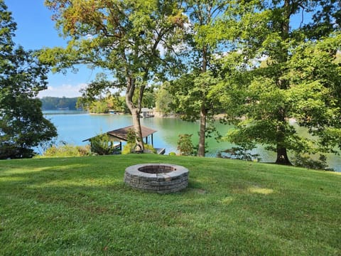 Spacious lawn with a gradual incline, making lake access a breeze.