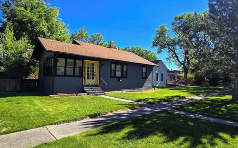 Welcome to Cottonwood Cottage! Located on a tree lined street and just a short walk to all the restaurants, shops and attractions of downtown