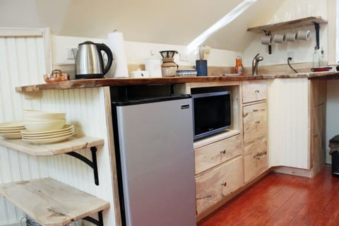 Mini-fridge, microwave, tea-kettle and hot plate plus basic kitchenware provided