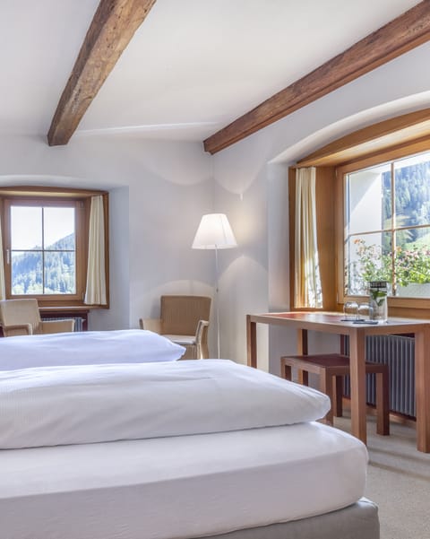 Hypo-allergenic bedding, in-room safe, desk, free WiFi