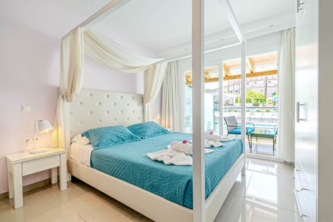 Comfort Swim up Room | Hypo-allergenic bedding, memory foam beds, in-room safe, blackout drapes