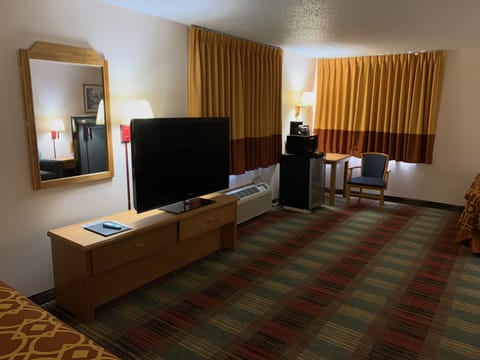 Deluxe Triple Room | Desk, blackout drapes, iron/ironing board, free WiFi