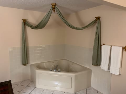 Jacuzzi Suite | Jetted tub