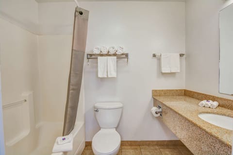 Combined shower/tub, hair dryer, towels