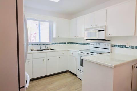 Bright kitchen with updated finishes/appliances