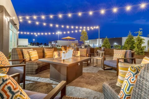 Indoor pool, sun loungers
