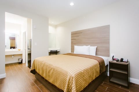 Basic Single Room, 1 King Bed | 1 bedroom, desk, iron/ironing board, free WiFi