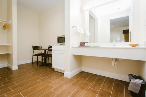 Combined shower/tub, towels