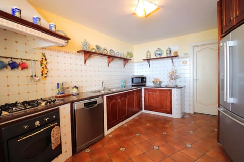 Luxury Apartment, 3 Bedrooms | Private kitchen | Full-size fridge, microwave, oven, stovetop