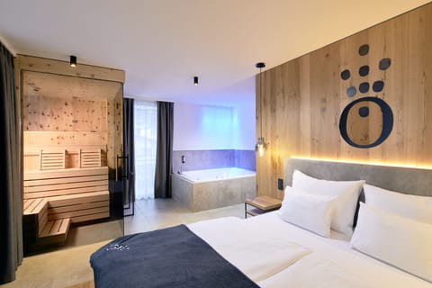 Penthouse SPA Suite HOCHKOENIGIN | Minibar, in-room safe, free WiFi, bed sheets