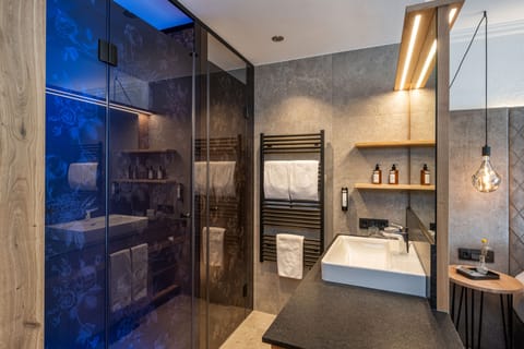 Comfort Double Room Maria Alm | Bathroom | Shower, rainfall showerhead, free toiletries, hair dryer