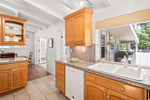 House, 3 Bedrooms | Private kitchen | Fridge, microwave, oven, dishwasher