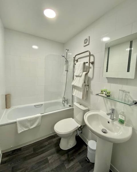 Classic Twin Room, 2 Twin Beds | Bathroom | Shower, rainfall showerhead, free toiletries, towels