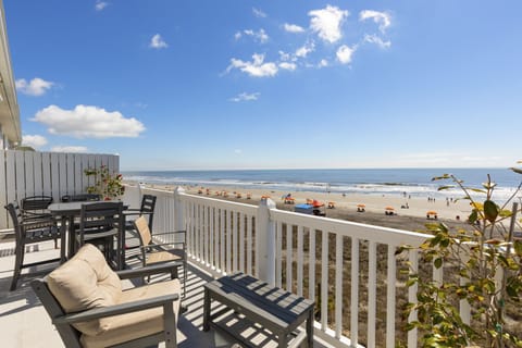 Oceanfront Balcony with Seating