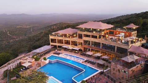 2 outdoor pools
