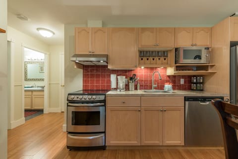 Family Friendly Suite in a Private Home on the Knoll