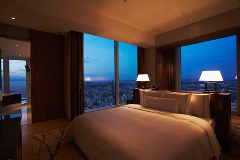 Executive Suite, 1 King Bed, Corner | Minibar, in-room safe, desk, iron/ironing board