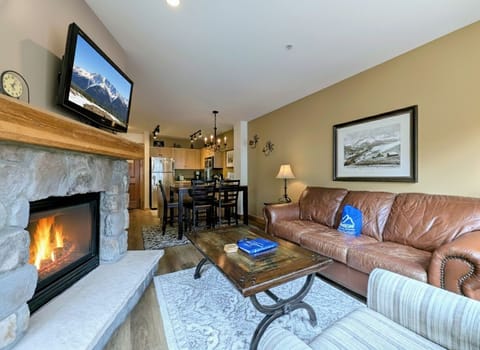 Cozy Ski Condo with Fireplace and Leather Sofa