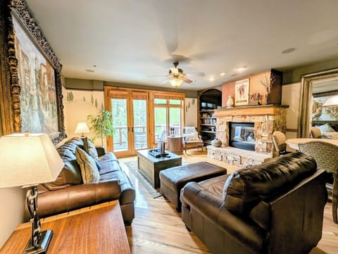 Upscale vacation condo near River Run Village