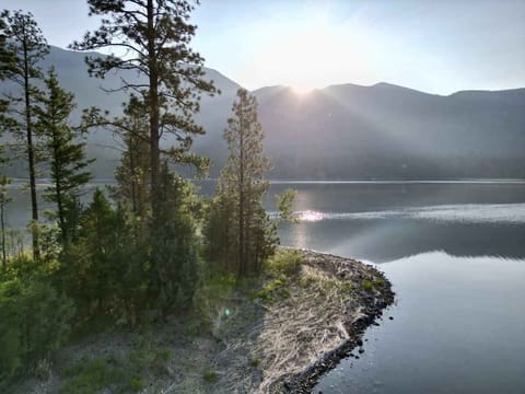 Sunrise over the mountains and Lake Blaine at the Peninsula