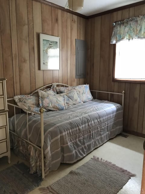 Small bedroom with trundle bed 