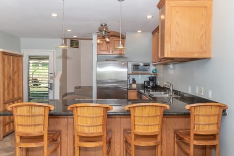 Full Kitchen w/Bar Stools