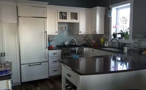 Dishwasher & hi-end appliances. Dual fuel stove. 